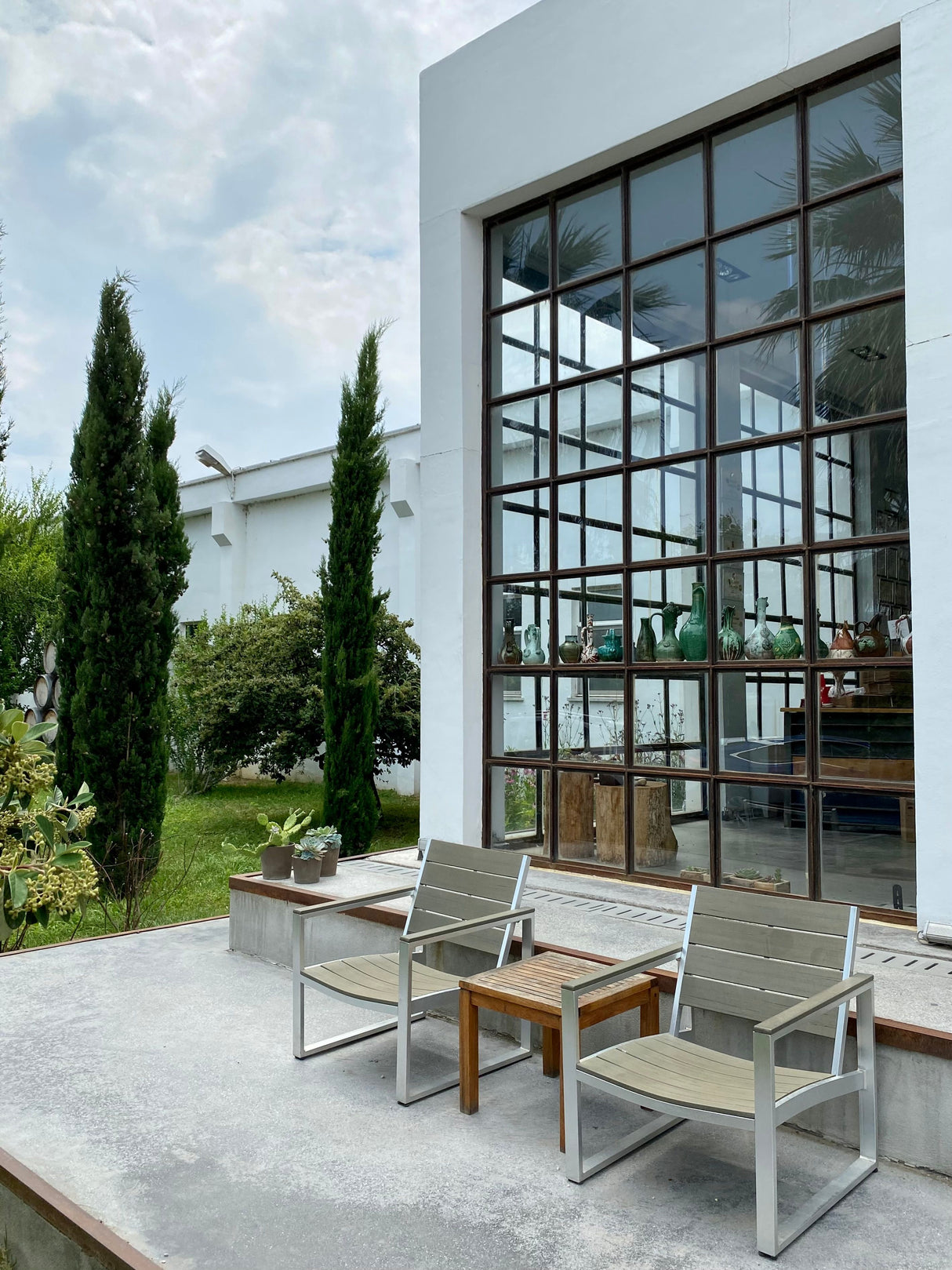 Clean, algae-free patio with furniture after using Patio Magic patio cleaner