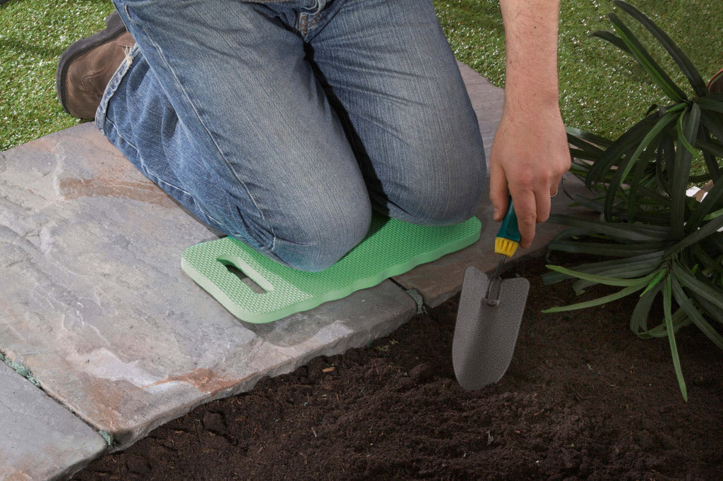 https://www.accesstoretail.com/uploads/partimages/187946%20SGKN3%20Garden%20Kneeling%20Pad%20Lifestyle_1024.jpg