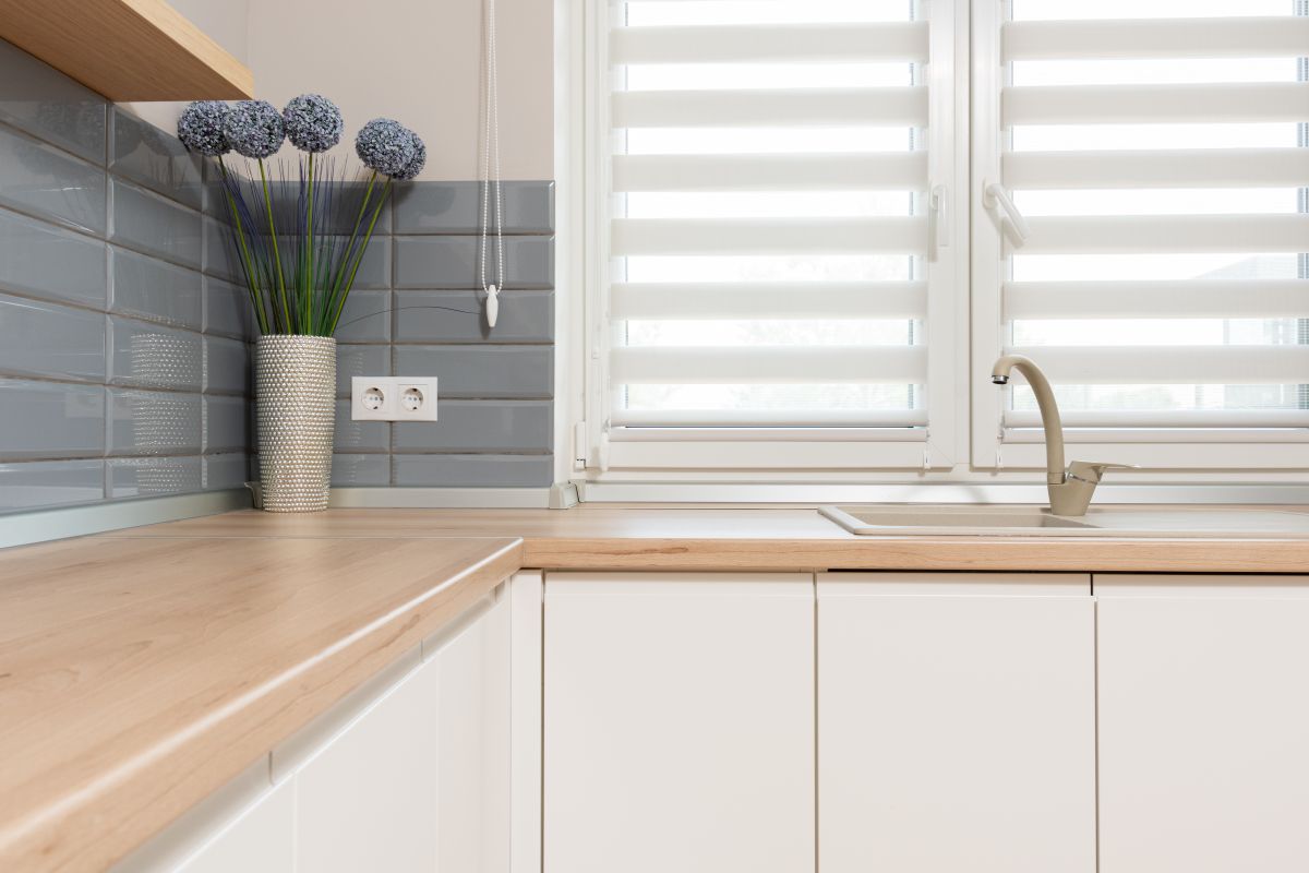 Minimalist kitchen with beige furniture facades matching Dulux Egyptian Cotton tones