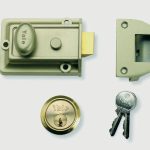 Yale Traditional Nightlatch - 60mm - 630077105322